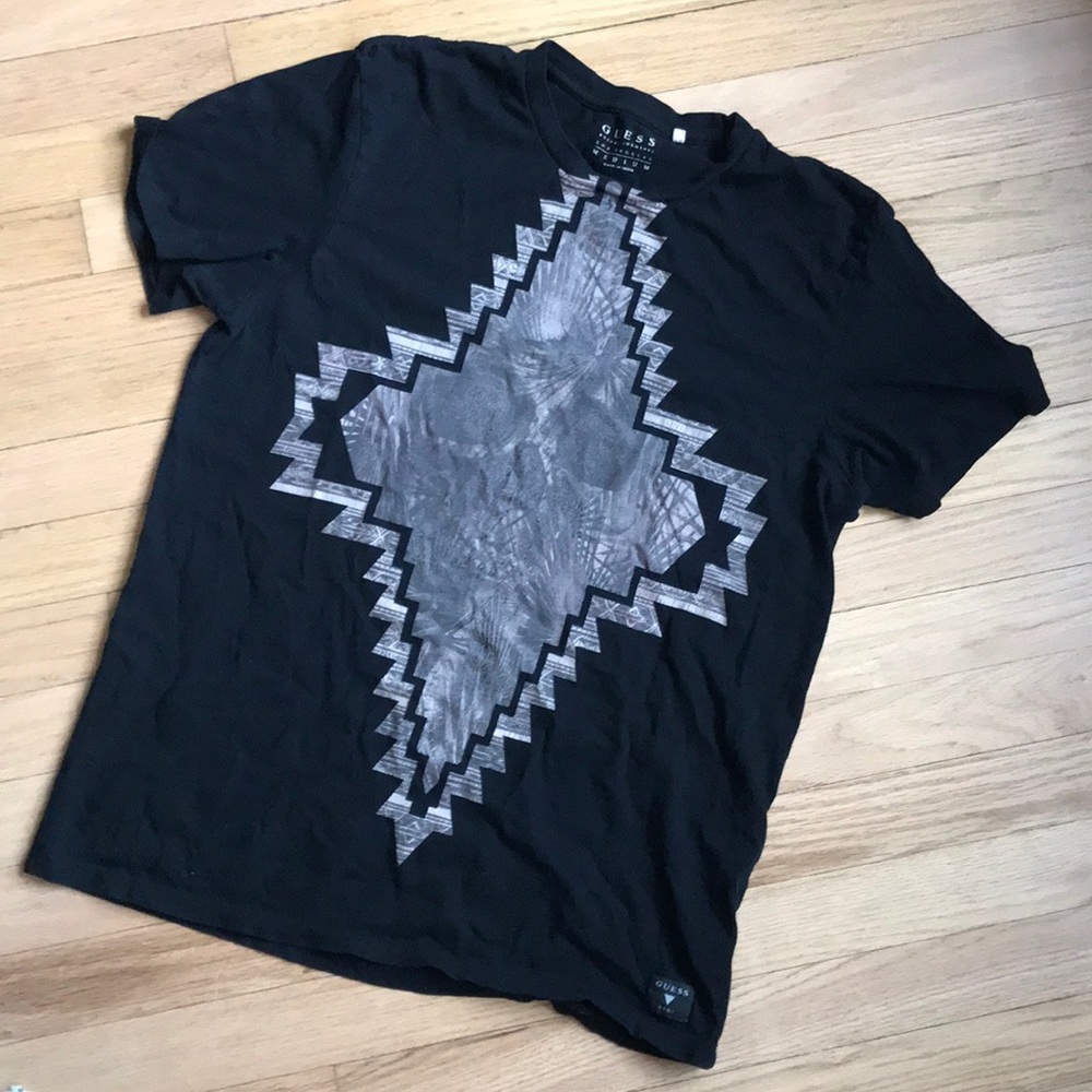 Guess medium men’s hidden skull t shirt